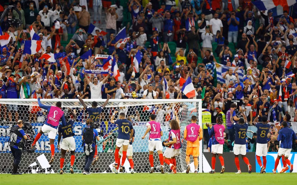 Các cầu thủ Pháp ăn mừng lọt vào tứ kết World Cup 2022. (Ảnh: Reuters)