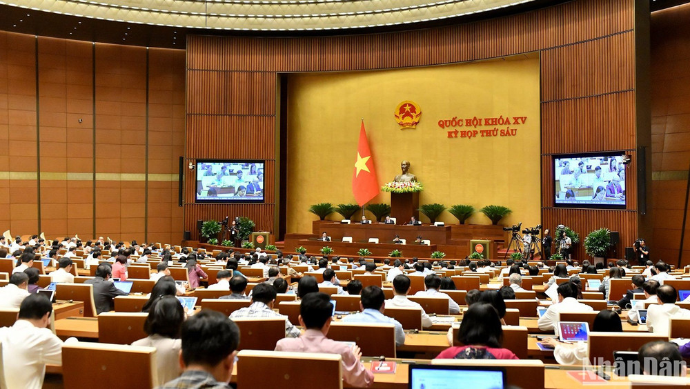 Các đại biểu Quốc hội làm việc tại hội trường, chiều 24/10. (Ảnh: ĐĂNG KHOA)