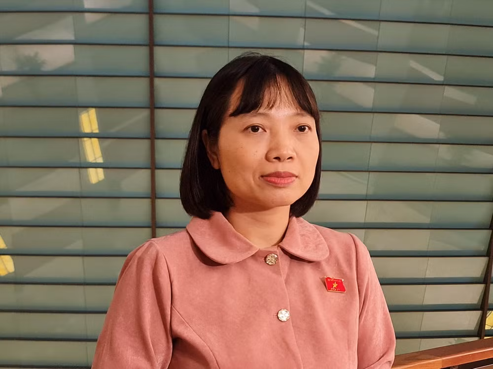 Đại biểu Nguyễn Thị Việt Nga (Hải Dương) trao đổi với báo chí bên hành lang Quốc hội.