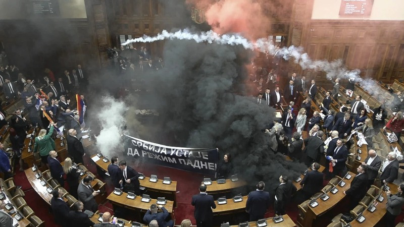 Pháo sáng và xả khí gas trong ngày khai mạc phiên họp mùa xuân của Quốc hội Serbia. (Ảnh: AP/TTXVN)