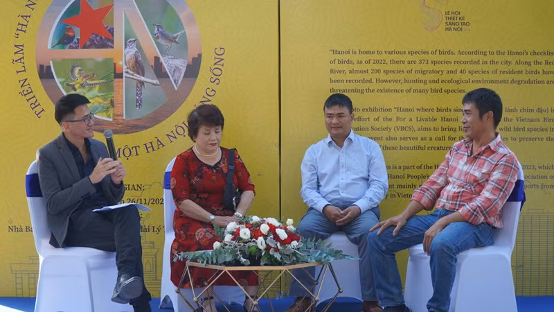 Tọa đàm với các tác giả có ảnh triển lãm về một số loài chim trong thiên nhiên, tầm quan trọng của chim, các nguy cơ suy thoái sinh thái và sự cần thiết của việc không săn bắn chim, bảo vệ sinh cảnh.