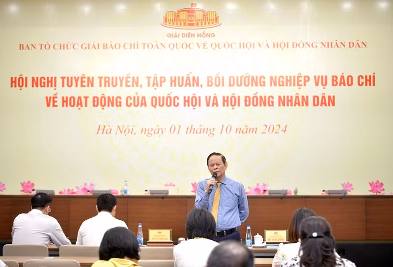 PGS, TS Nguyễn Hồng Vinh, nguyên Ủy viên Trung ương Đảng, nguyên Tổng Biên tập Báo Nhân Dân, nguyên Phó Trưởng Ban Thường trực Ban Tuyên giáo Trung ương, nguyên Chủ tịch Hội Nhà báo Việt Nam trao đổi các vấn đề được phóng viên, biên tập viên quan tâm.