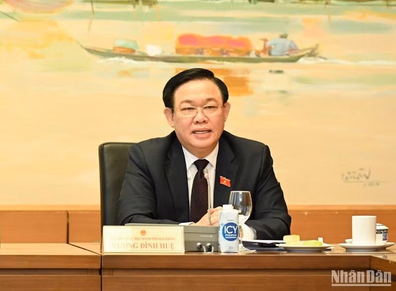 Chủ tịch Quốc hội Vương Đình Huệ - đại biểu Quốc hội đoàn thành phố Hải Phòng phát biểu thảo luận tại Tổ 4. (Ảnh: DUY LINH)