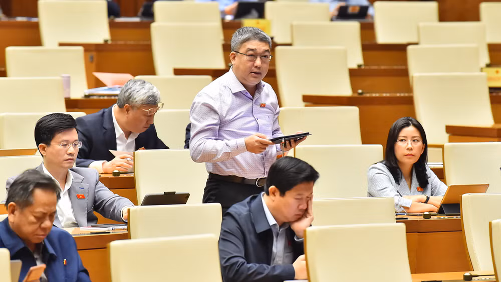 Đại biểu Lê Văn Thìn - Đoàn đại biểu Quốc hội tỉnh Phú Yên phát biểu. (Ảnh: THỦY NGUYÊN) 