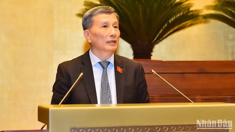 Ủy viên Ủy ban Thường vụ Quốc hội, Chủ nhiệm Ủy ban Khoa học, Công nghệ và Môi trường của Quốc hội Lê Quang Huy trình bày Báo cáo giải trình, tiếp thu, chỉnh lý dự thảo Luật Tài nguyên nước (sửa đổi). (Ảnh: THỦY NGUYÊN)