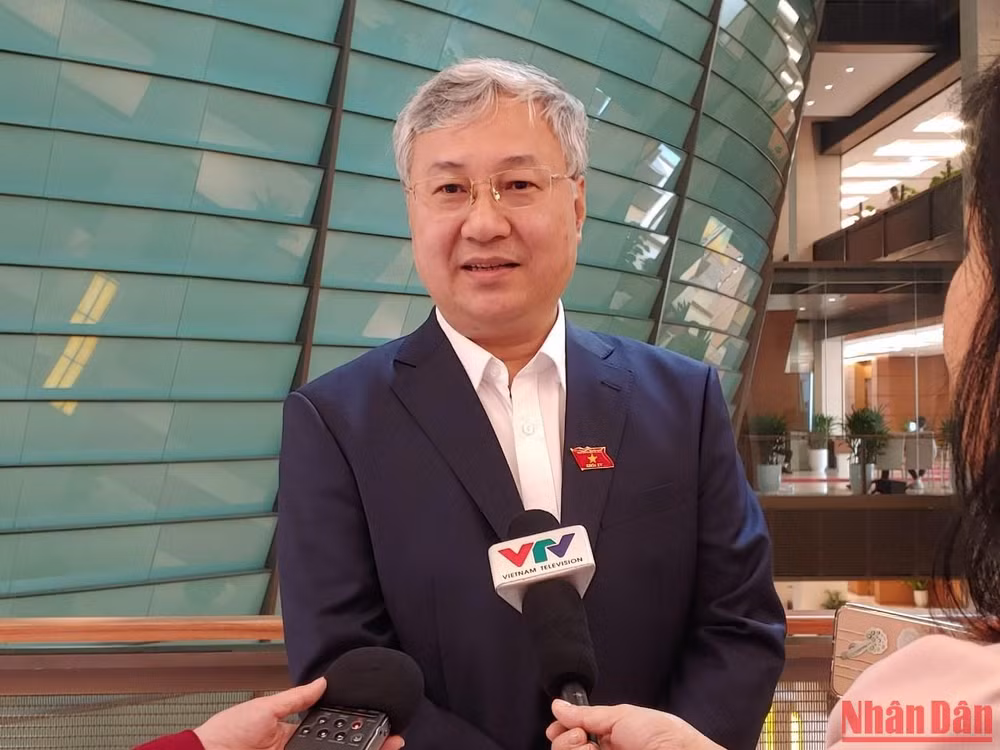 Đại biểu Trần Văn Lâm (Bắc Giang) trao đổi bên hành lang Quốc hội. (Ảnh: TRUNG HƯNG)