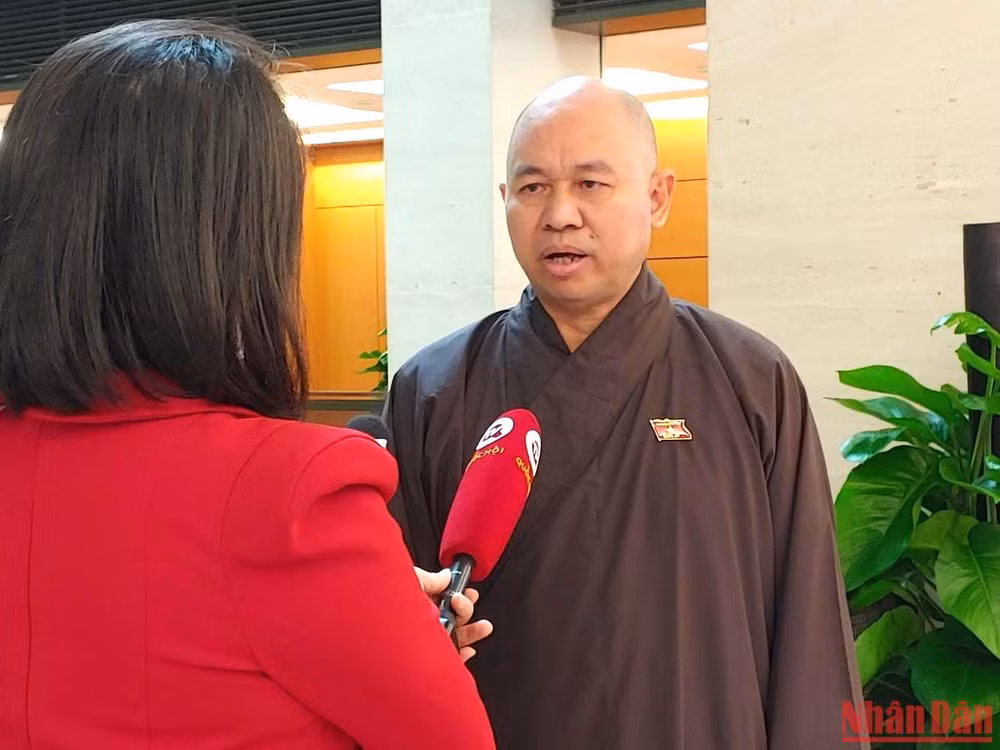 Thượng tọa Thích Đức Thiện - Đại biểu Quốc hội tỉnh Điện Biên trao đổi bên hành lang Quốc hội. (Ảnh: TRUNG HƯNG)