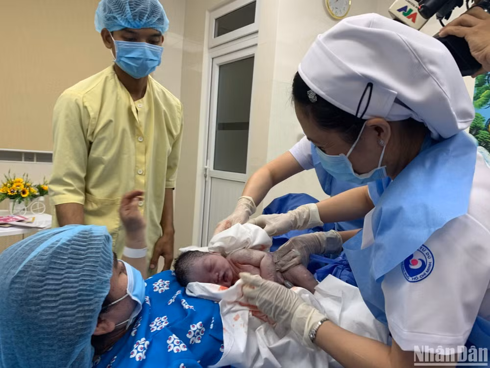 Cả phòng hộ sinh như vỡ òa khi em bé cất tiếng khóc chào đời.