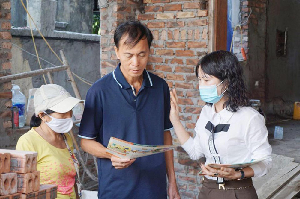 Cộng tác viên tuyên truyền, vận động người dân ở xã Tân Lập, huyện Đan Phượng (Hà Nội) phòng, chống dịch sốt xuất huyết.