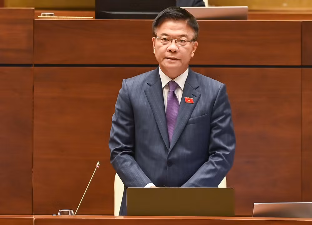 Phó Thủ tướng Chính phủ, Bộ trưởng Tư pháp Lê Thành Long phát biểu giải trình, làm rõ một số vấn đề đại biểu Quốc hội nêu. (Ảnh: DUY LINH)