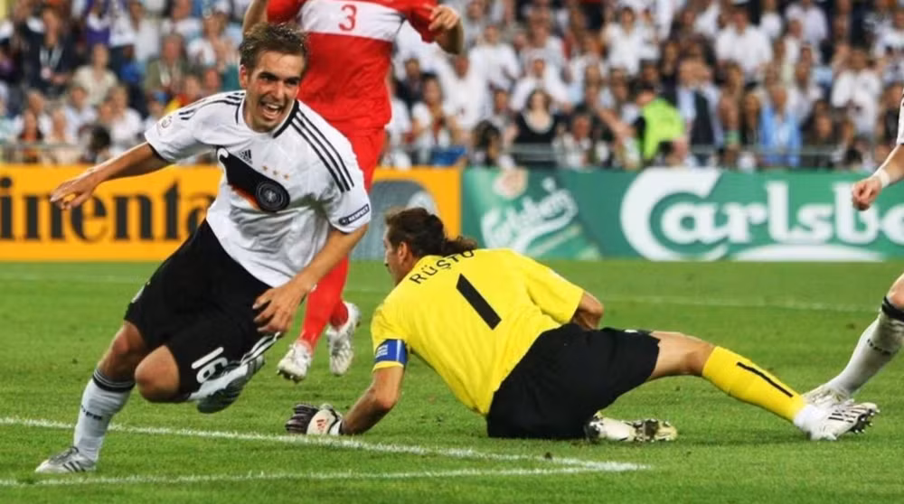 Philipp Lahm ăn mừng bàn thắng quyết định ở phút 90. (Ảnh: EURO 2024)