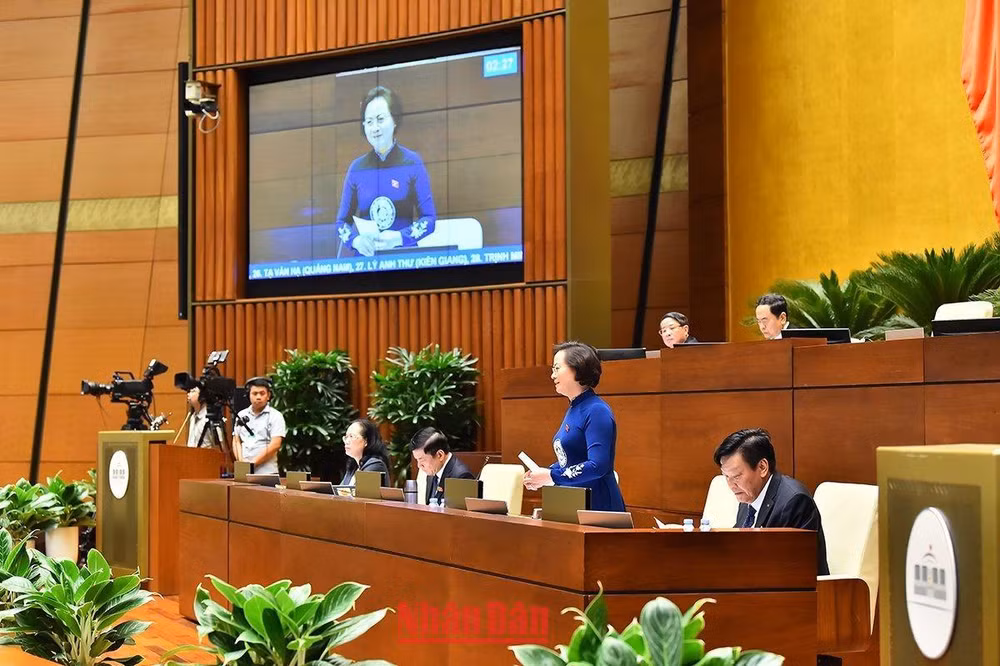 Bộ trưởng Nội vụ Phạm Thị Thanh Trà trả lời chất vấn chiều 4/11. (Ảnh: THỦY NGUYÊN)