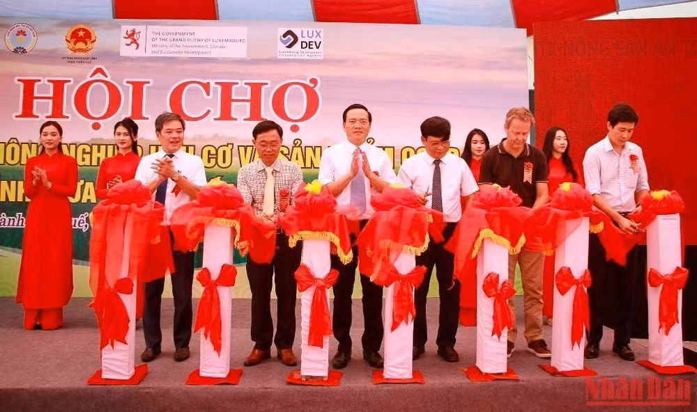 Cắt băng khai mạc Hội chợ các sản phẩm hữu cơ và sản phẩm OCOP tỉnh Thừa Thiên Huế.