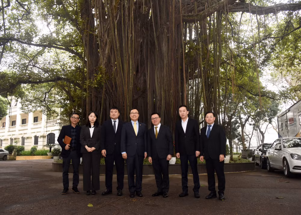 Tổng Biên tập Lê Quốc Minh, Đại sứ Hàn Quốc Choi Young Sam cùng đại diện Báo Nhân Dân và Đại sứ quán Hàn Quốc tại Việt Nam chụp ảnh lưu niệm bên gốc đa Hàng Trống. (Ảnh: TRẦN HẢI)