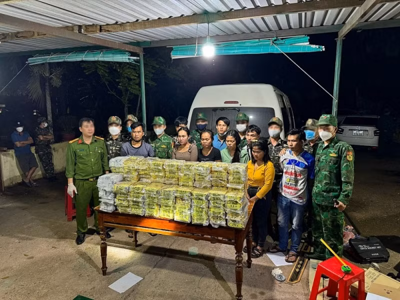 Lực lượng hải quan phối hợp phá chuyên án 100kg ma tuý cất giấu trên trần xe khách qua địa bàn tỉnh Quảng Trị, cuối tháng 3/2024. (Ảnh: Báo Hải quan)