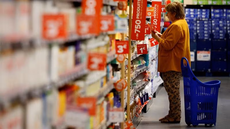 Khách hàng mua sắm tại siêu thị Carrefour ở Montesson, gần Paris, Pháp. (Ảnh: Reuters) 