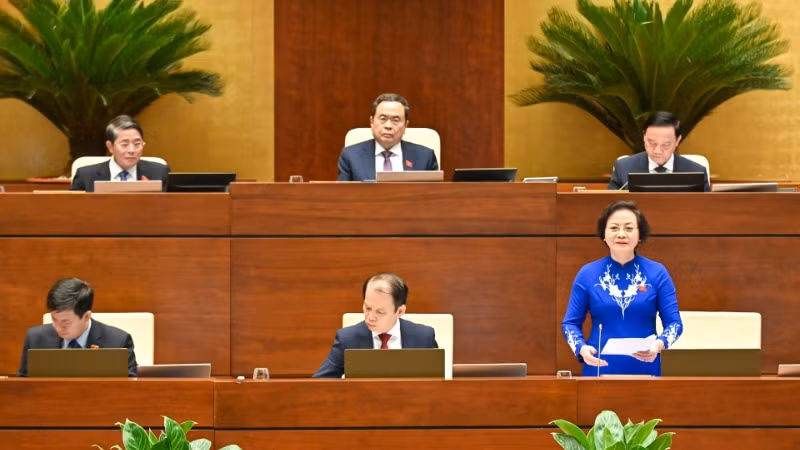 Bộ trưởng Nội vụ Phạm Thị Thanh Trà phát biểu giải trình, làm rõ một số vấn đề đại biểu Quốc hội nêu. (Ảnh: BÙI GIANG)