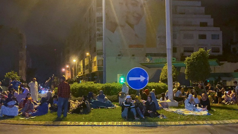 Người dân ở thành phố Casablanca ở Maroc thoát ra khỏi các nhà cao tầng và tập trung trên đường phố sau trận động đất mạnh xảy ra đêm 8/9/2023. (Ảnh: Reuters)