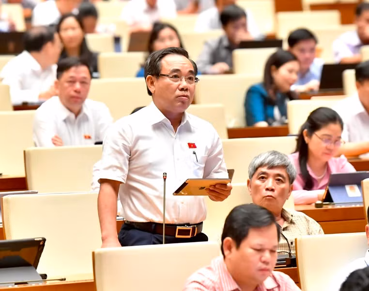 Đại biểu Lê Hữu Trí - Đoàn đại biểu Quốc hội tỉnh Khánh Hòa phát biểu. (Ảnh: ĐĂNG KHOA)