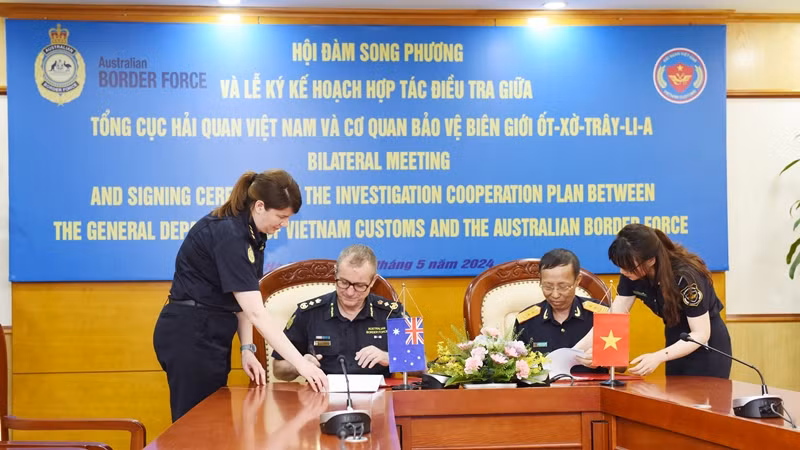 Cao ủy Cơ quan Bảo vệ biên giới Australia Michael Outram và Tổng cục trưởng Tổng cục Hải quan Việt Nam Nguyễn Văn Cẩn ký kế hoạch hợp tác điều tra sau hội đàm giữa hai bên, Hà Nội, ngày 7/5/2024. (Ảnh: TRUNG HƯNG)