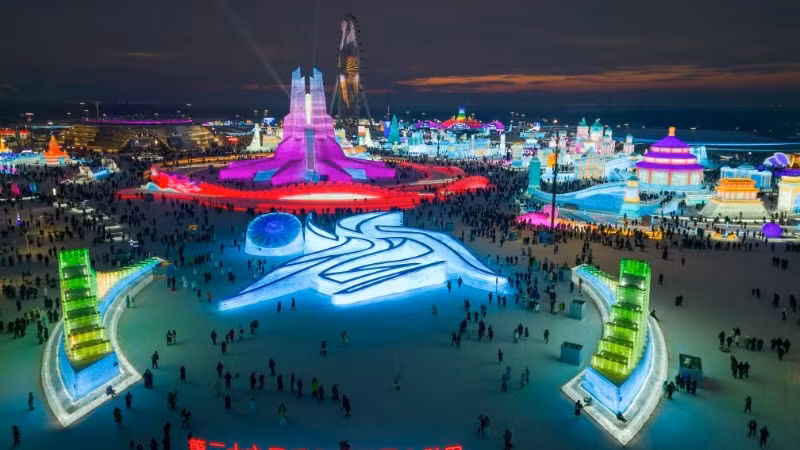 Du khách vui chơi tại Thế giới băng tuyết Cáp Nhĩ Tân ở Cáp Nhĩ Tân, tỉnh Hắc Long Giang, đông bắc Trung Quốc trong ngày cuối cùng của năm 2024.