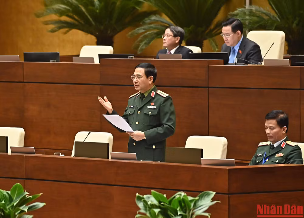 Bộ trưởng Quốc phòng Phan Văn Giang phát biểu giải trình, làm rõ một số vấn đề các đại biểu Quốc hội quan tâm. (Ảnh: ĐĂNG KHOA)