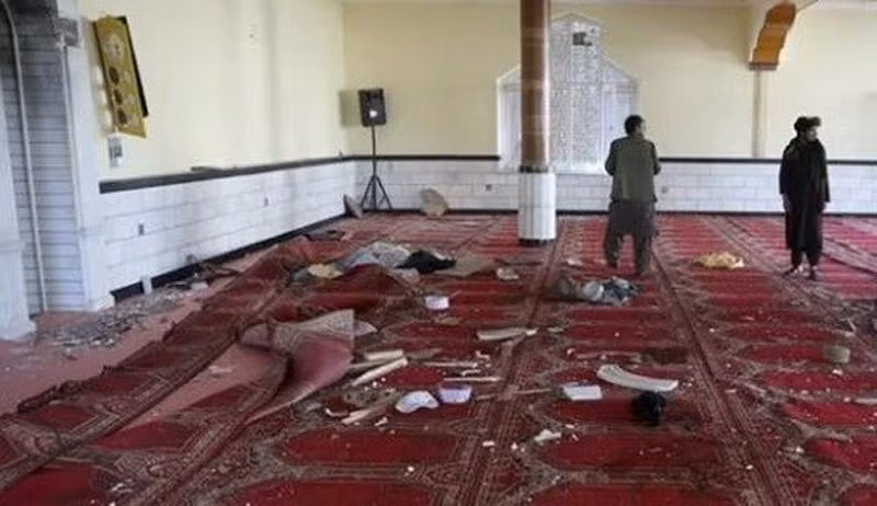 Hiện trường 1 vụ nổ tại thánh đường Hồi giáo ở phía Bắc thủ đô Kabul, Afghanistan, ngày 17/8/2022. (Ảnh: hindustantimes.com)