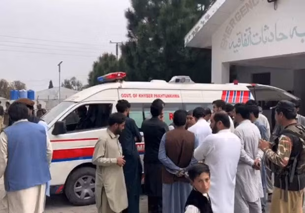 Xe cứu thương vận chuyển nạn nhân đến một cơ sở y tế. (Nguồn: Minutemirror)