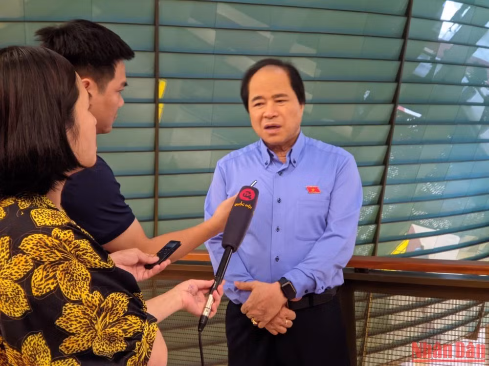 Đại biểu Trương Xuân Cừ (Hà Nội) chia sẻ với phóng viên bên hành lang Quốc hội. (Ảnh: TRUNG HƯNG)