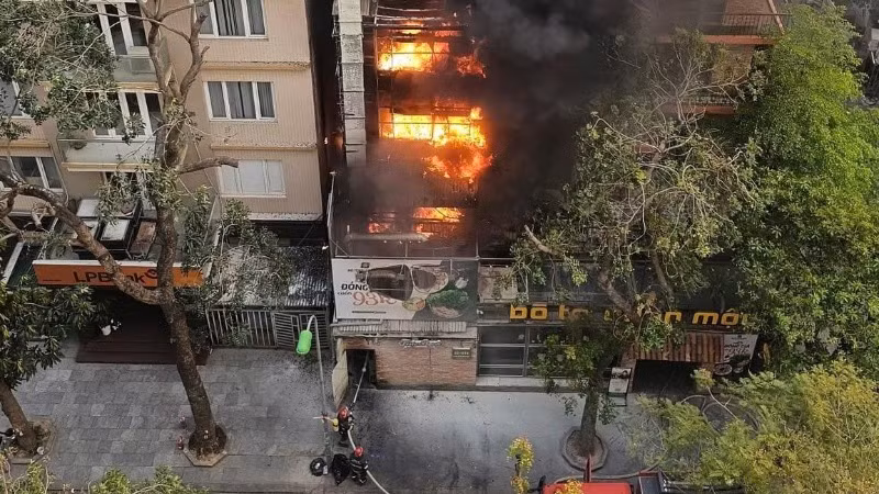 Lực lượng chức năng nỗ lực dập tắt đám cháy. (Ảnh: CTV)