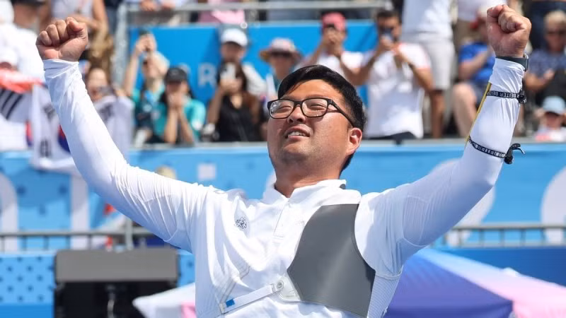 Kim Woo-jin ăn mừng sau khi giành HCV ở nội dung bắn cung cá nhân nam tại Thế vận hội Paris, ngày 4/8/2024. (Ảnh: Yonhap) 
