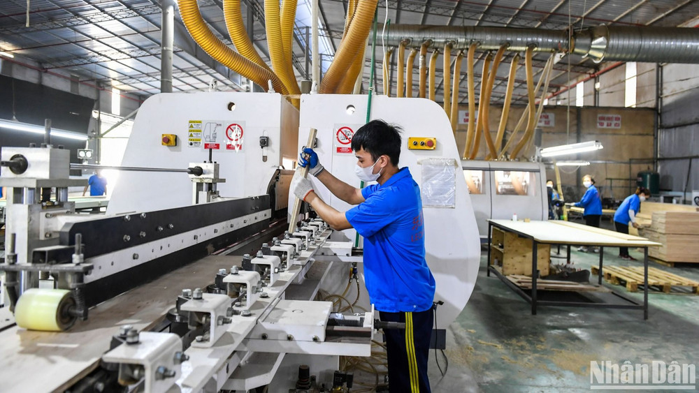 Bên cạnh việc chủ động thích ứng trước chính sách thuế đối ứng của Hoa Kỳ, các hiệp hội và doanh nghiệp cũng kiến nghị cần cân nhắc kỹ lưỡng các chính sách thuế, trong đó có thuế tiêu thụ đặc biệt để không cản trở động lực tăng trưởng kinh tế. (Ảnh minh họa: THÀNH ĐẠT) 