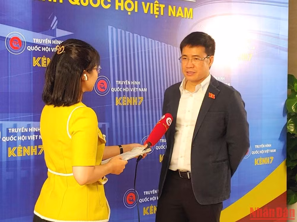 Đại biểu Hoàng Minh Hiếu (Nghệ An) trao đổi bên hành lang Quốc hội. (Ảnh: TRUNG HƯNG)