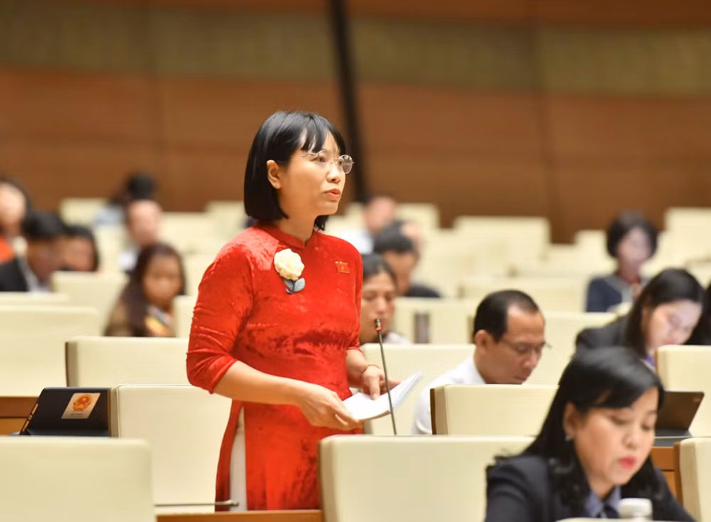 Đại biểu Nguyễn Thị Việt Nga - Đoàn đại biểu Quốc hội tỉnh Hải Dương phát biểu. (Ảnh: ĐĂNG KHOA)