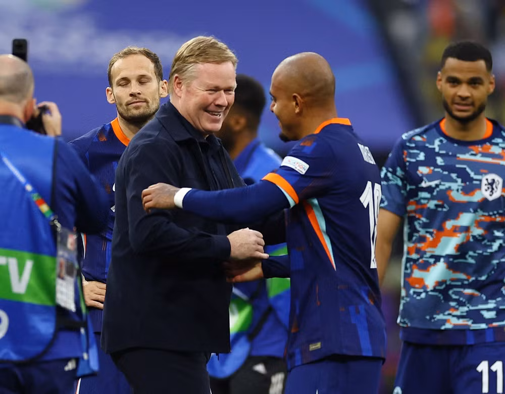 Huấn luyện viên Ronald Koeman ăn mừng cùng các cầu thủ Hà Lan sau khi giành vé vào tứ kết. (Ảnh: Reuters)