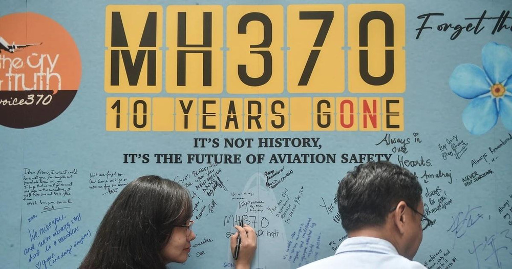 Người dân tưởng niệm các nạn nhân trên chuyến bay MH370 của hãng hàng không quốc gia Malaysia Airlines, tại Subang Jaya, Malaysia, ngày 3/3/2024. (Ảnh: AFP/TTXVN) 