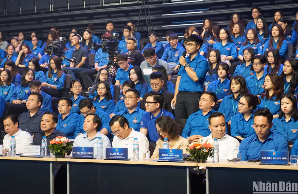 Đồng chí Nguyễn Hải Đăng, đại diện đoàn viên, thanh niên Báo Nhân Dân nêu câu hỏi đối thoại với Bí thư Đảng ủy Khối các cơ quan Trung ương Nguyễn Văn Thể tại chương trình. (Ảnh: TRUNG HƯNG)