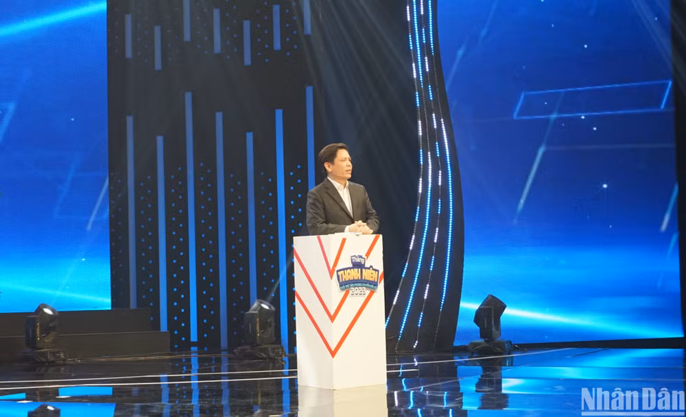 Bí thư Đảng ủy Khối các cơ quan Trung ương Nguyễn Văn Thể đối thoại với đoàn viên, thanh niên tại chương trình. (Ảnh: TRUNG HƯNG)