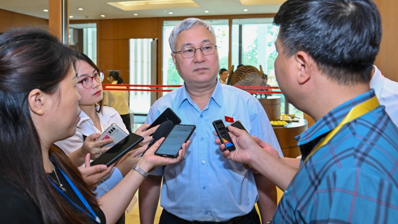 Đại biểu Trần Văn Lâm (Bắc Giang) chia sẻ với phóng viên bên hành lang Quốc hội. (Ảnh: THỦY NGUYÊN) Đại biểu Trần Văn Lâm (Bắc Giang) chia sẻ với phóng viên bên hành lang Quốc hội. (Ảnh: THỦY NGUYÊN)