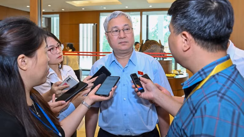 Đại biểu Trần Văn Lâm (Bắc Giang) chia sẻ với phóng viên bên hành lang Quốc hội. (Ảnh: THỦY NGUYÊN)