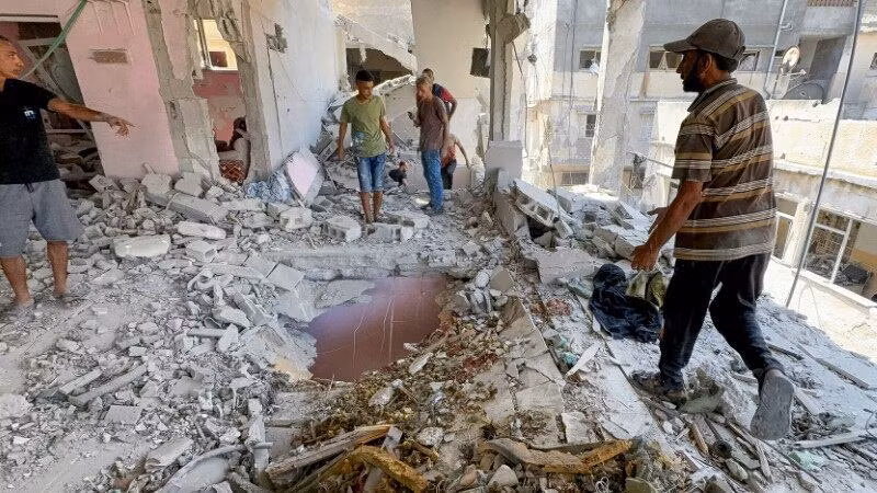 Khung cảnh đổ nát của một ngôi nhà sau một cuộc không kích trong bối cảnh xung đột Israel-Hamas tiếp diễn ở Gaza, ngày 12/8/2024. (Ảnh: Reuters) 