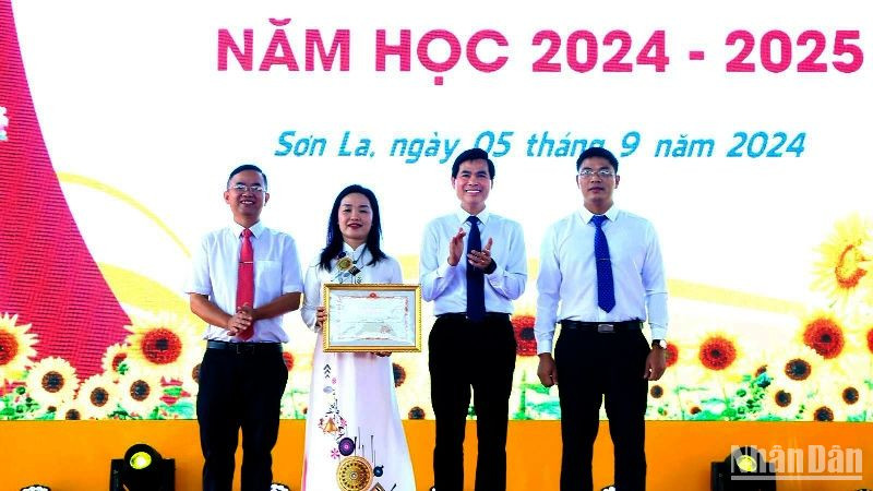 Đồng chí Hoàng Quốc Khánh, Bí thư Tỉnh ủy, Chủ tịch Ủy ban nhân dân tỉnh Sơn La tặng Bằng khen cho Trường trung học phổ thông chuyên Sơn La.