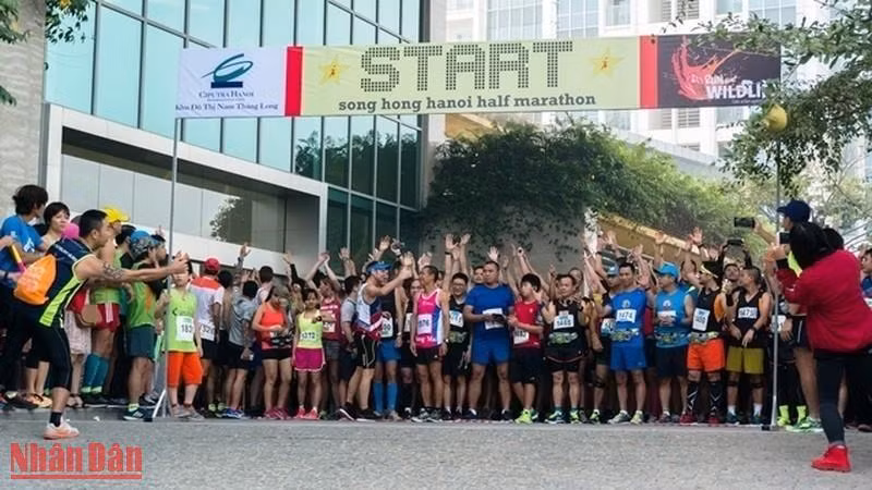 Đông đảo người dân và các vận động viên trong và ngoài nước đã nhiệt tình tham gia hưởng ứng cuộc chạy bán marathon Run4WildlifeHN hằng năm, nhằm kêu gọi hành động bảo vệ động vật hoang dã. (Ảnh: TRUNG HƯNG)