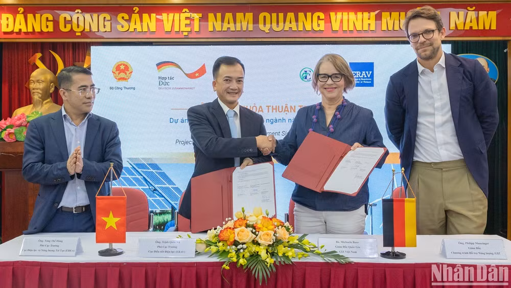 Lễ ký kết thỏa thuận thực hiện dự án TEV. 