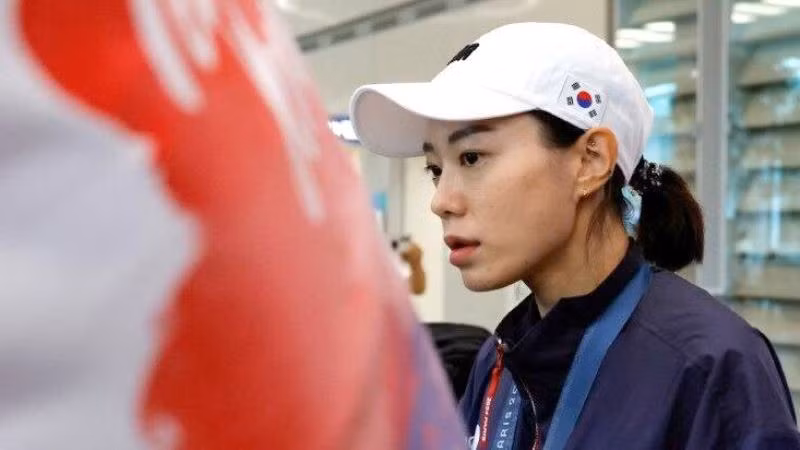 Hình ảnh nữ xạ thủ Kim Ye-ji tại sân bay quốc tế Incheon ở Incheon, Hàn Quốc hôm 7/8 sau khi vừa trở về từ Olympic Paris 2024. (Ảnh: Reuters)