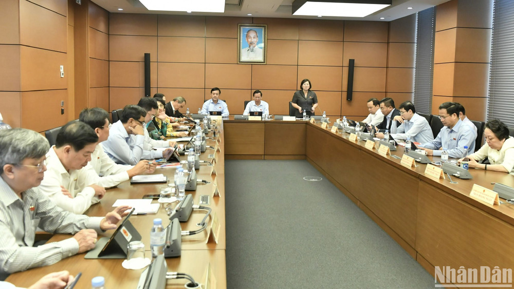 Đoàn đại biểu Quốc hội Thành phố Hồ Chí Minh thảo luận tại tổ. (Ảnh: ĐĂNG KHOA) 
