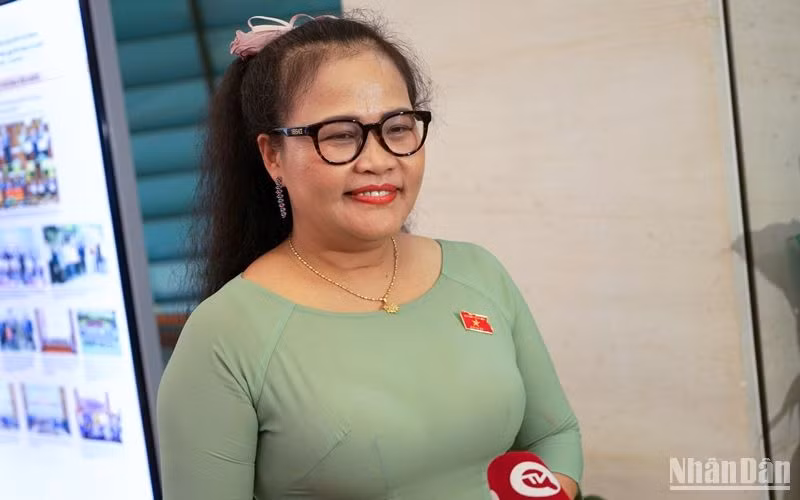 Đại biểu Nguyễn Thị Sửu (Đoàn đại biểu Quốc hội tỉnh Thừa Thiên Huế) trao đổi bên hành lang Quốc hội. (Ảnh: TRUNG HƯNG)