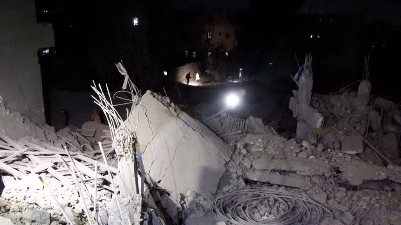 Tìm kiếm người sống sót trong đống đổ nát sau cuộc không kích của Hoa Kỳ tại Sanaa, Yemen, ngày 23/3/2025. (Ảnh: THX)