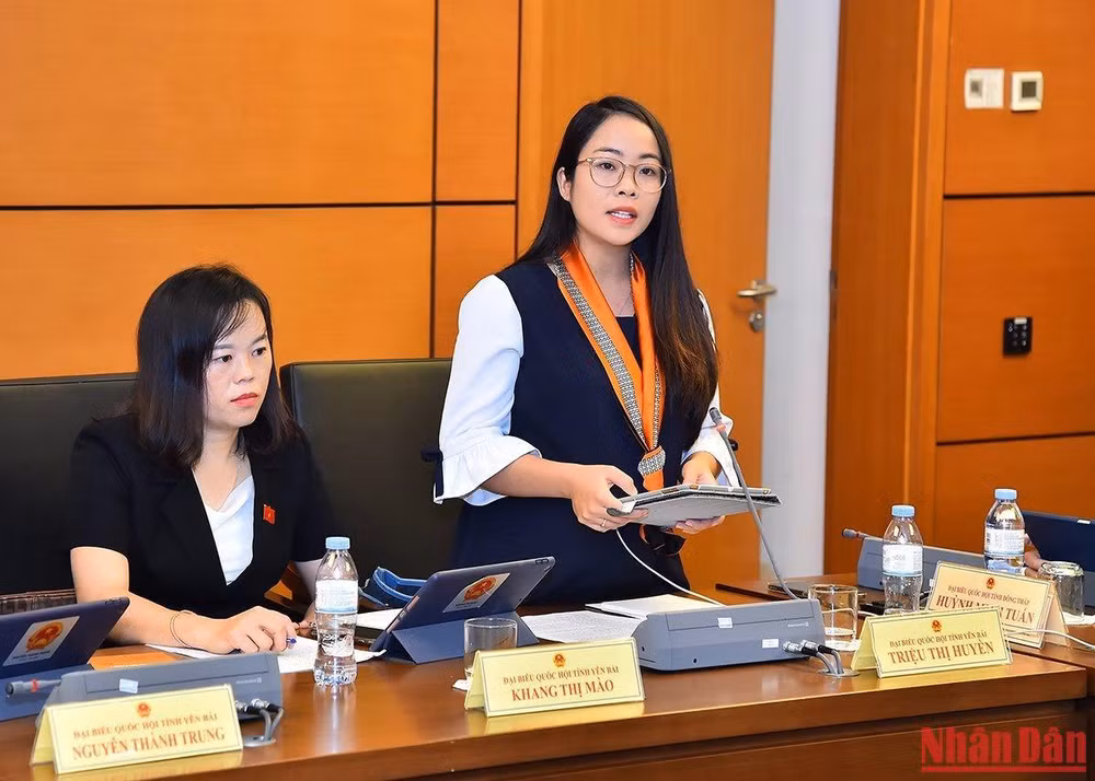 Đại biểu Triệu Thị Huyền (Yên Bái) phát biểu tại phiên thảo luận tại Tổ 7. (Ảnh: THỦY NGUYÊN)