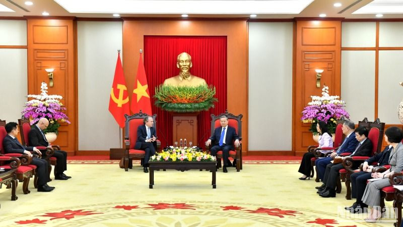 Tổng Bí thư Tô Lâm tiếp ông Daniel Rosen, Giám đốc điều hành Tập đoàn Rosen Partners (Hoa Kỳ). (Ảnh: ĐĂNG KHOA)